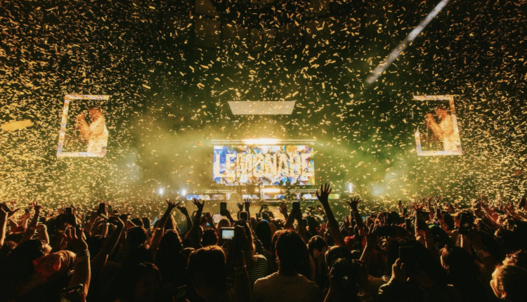 Louis Tomlinson Fans waving their hands during the opening song, "Lemonade," at his 2026 tour How Did We Get Here?